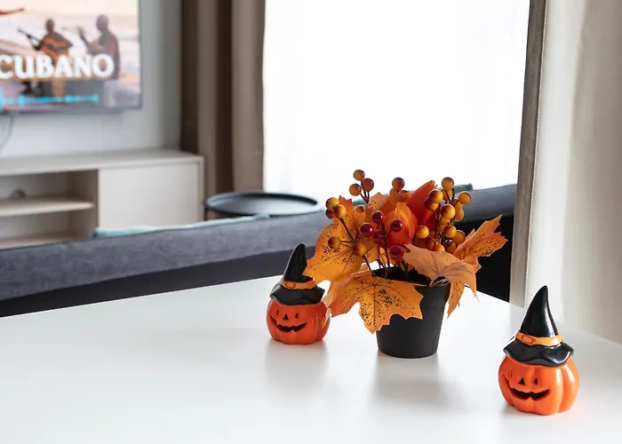 Skyline Flat Near Center By Richies Apartament